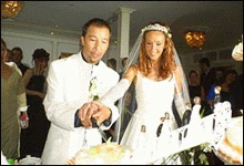 DJ BoBo und Nancy schneiden die Hochzeitstorte an