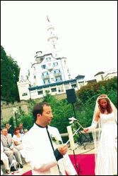 DJ BoBo und Nancy bei der Trauung im Schlossgarten