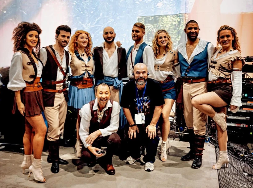 Die Tänzerinnen und Tänzer zusammen mit DJ BoBo und Choreograph Curtis.